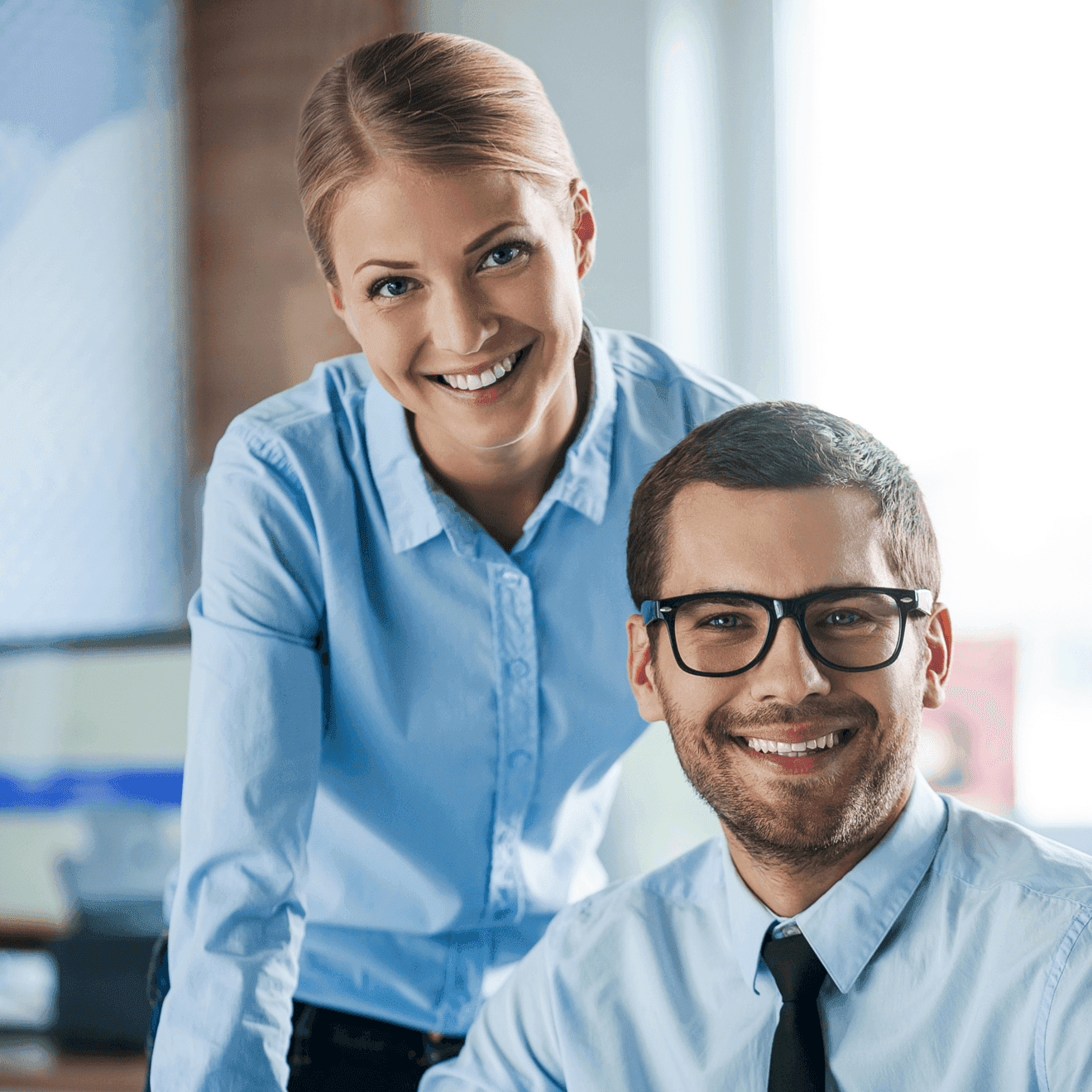 Conseillère AAZ Experts avec un client