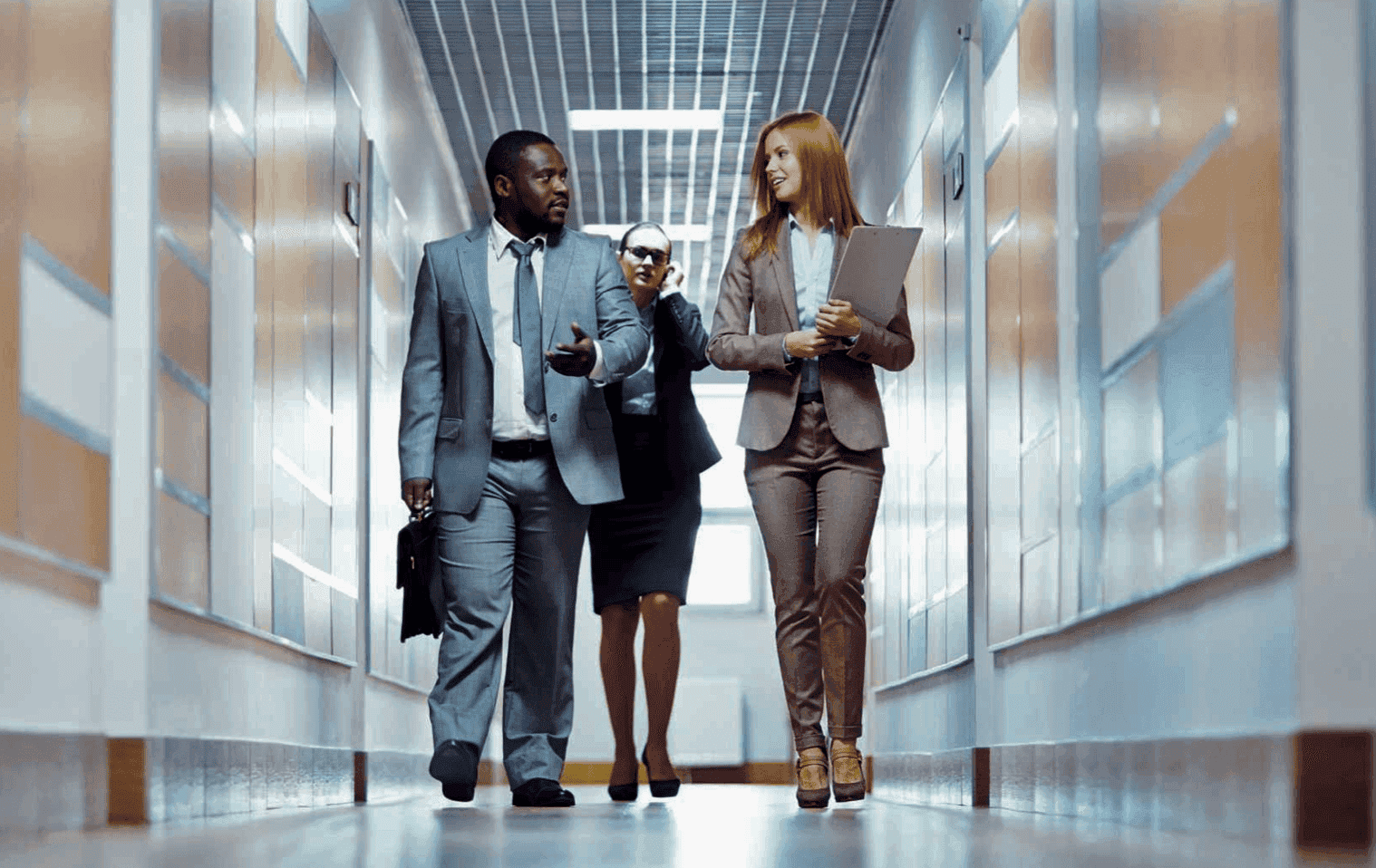 Deux professionnels en discussion dans les bureaux de AAZ Expert